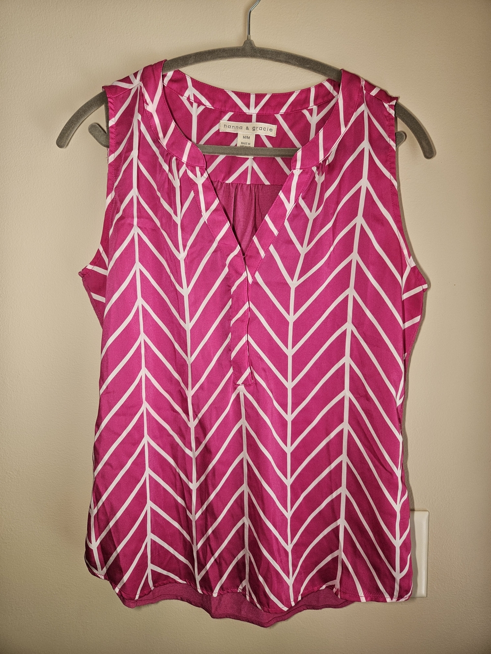 Hanna & Gracie Sz M Pink Chevron Split-Neck Sleeveless Tank Top